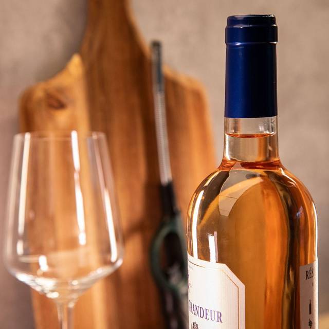 Eine Weinflasche steht neben einem Glas