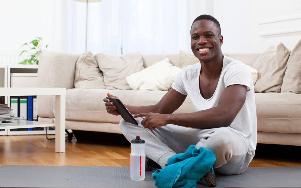 Ein junger Mann macht Fitness zu Hause