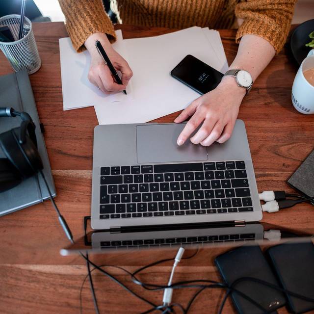 Frau arbeitet an einem Laptop