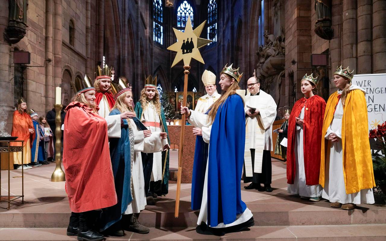 Aktion Dreikönigssingen: Sternsingerinnen aus Münster nehmen in Freiburg Staffelstern in Empfang.