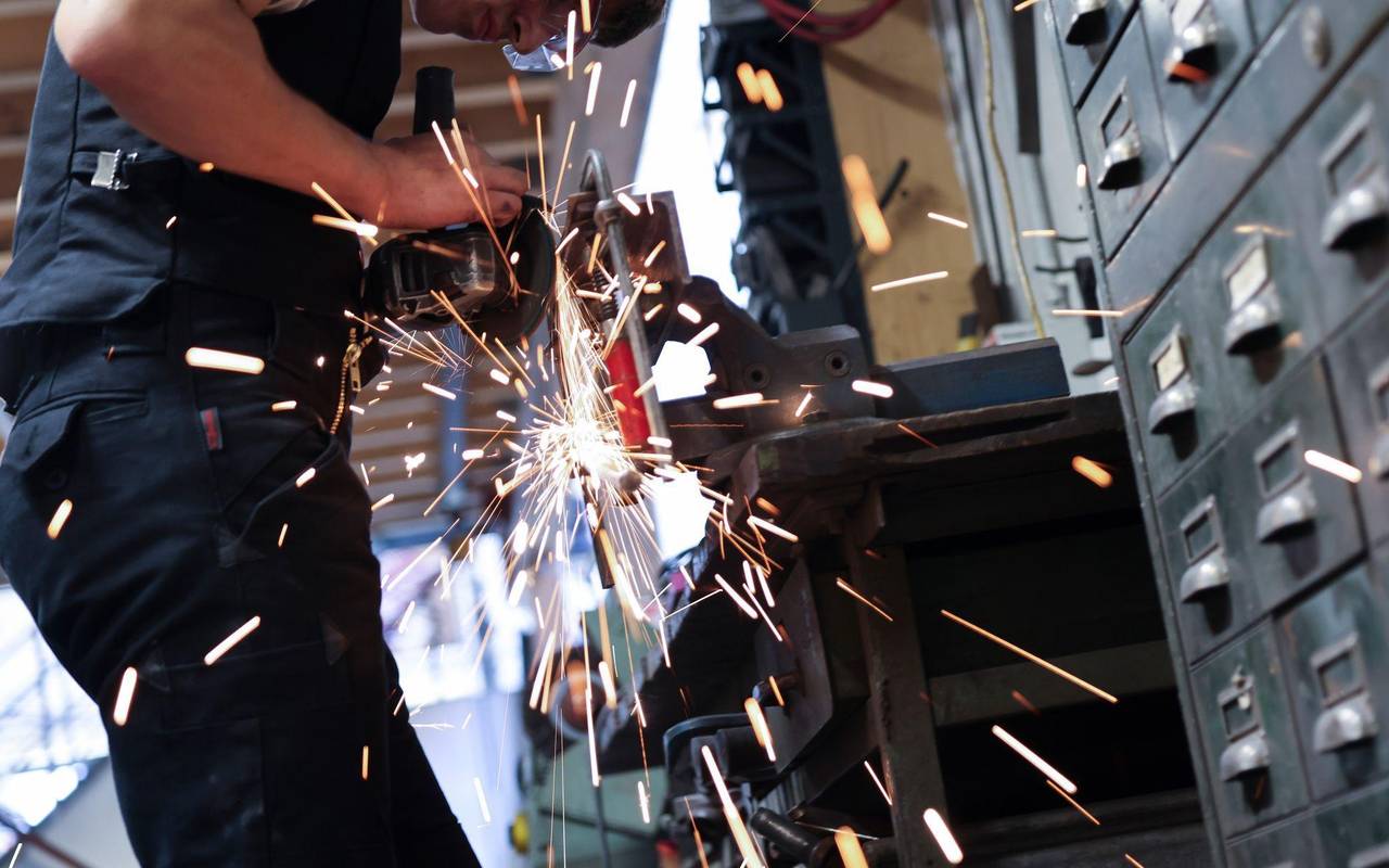 Kunstschmied arbeitet mit einem Winkelschleifer