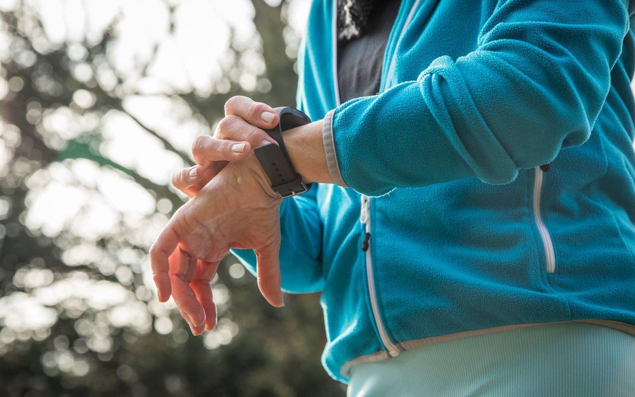 Eine Frau schaut auf eine Smartwatch