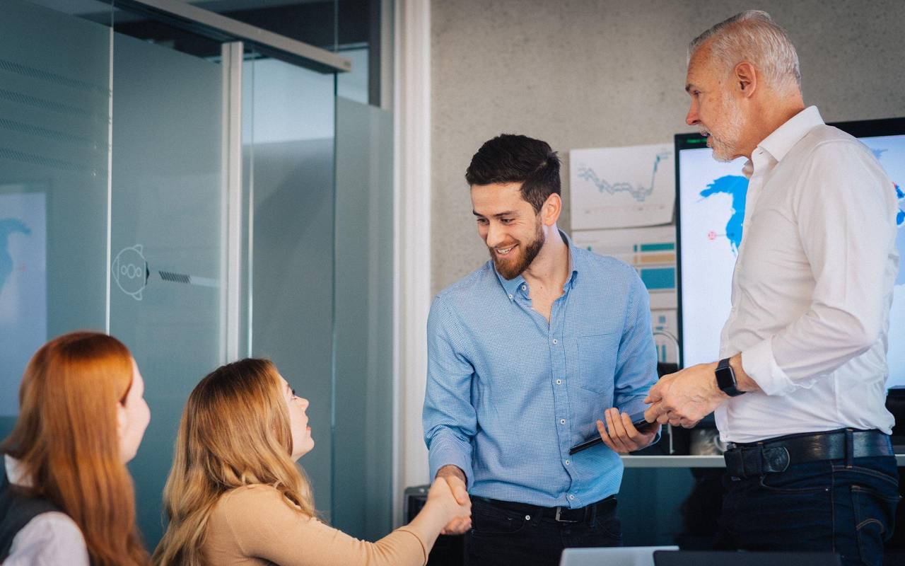 Ein Mann gibt einer Frau im Büro die Hand