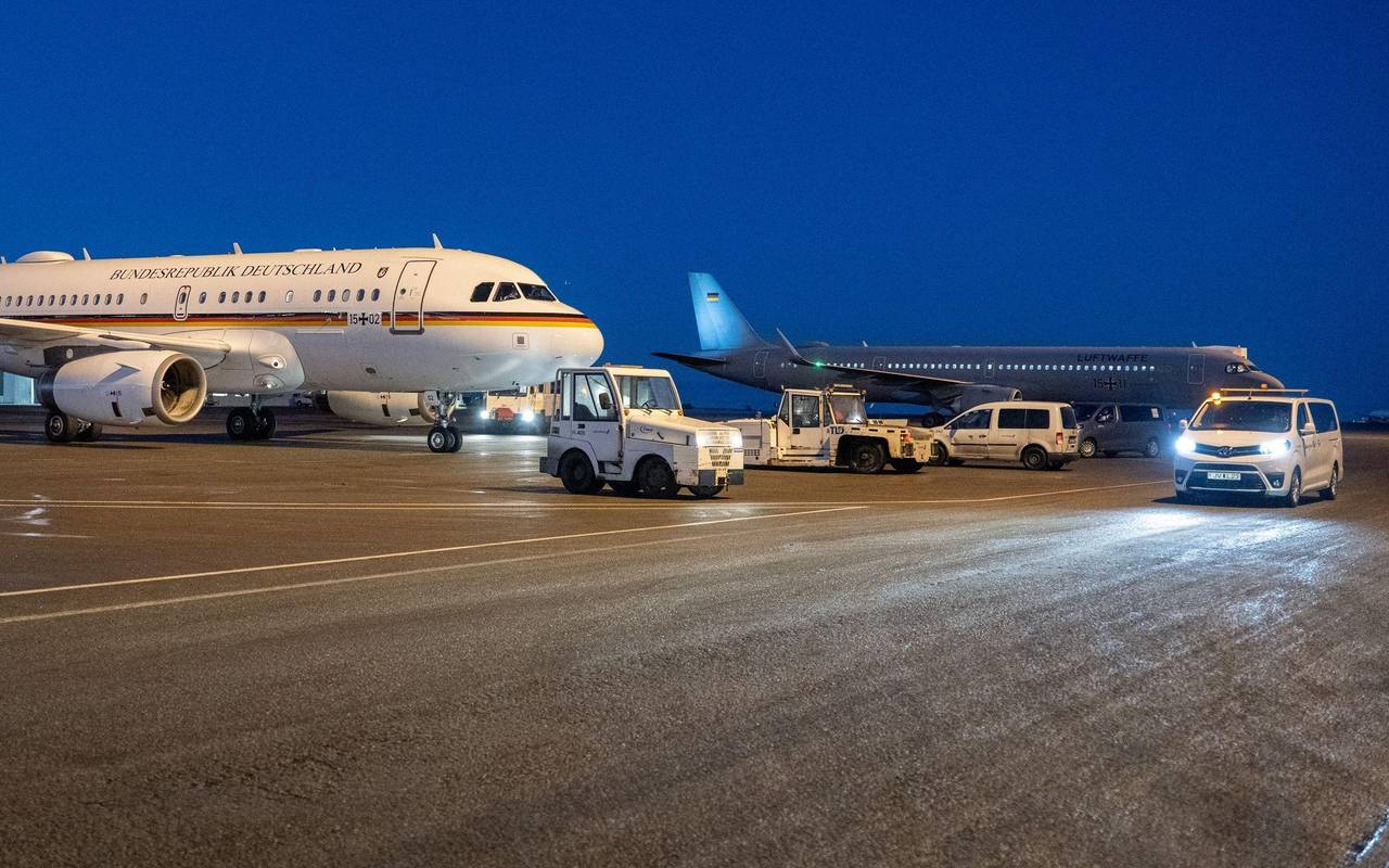 Regierungsmaschinen bei Zwischenstopp in Island