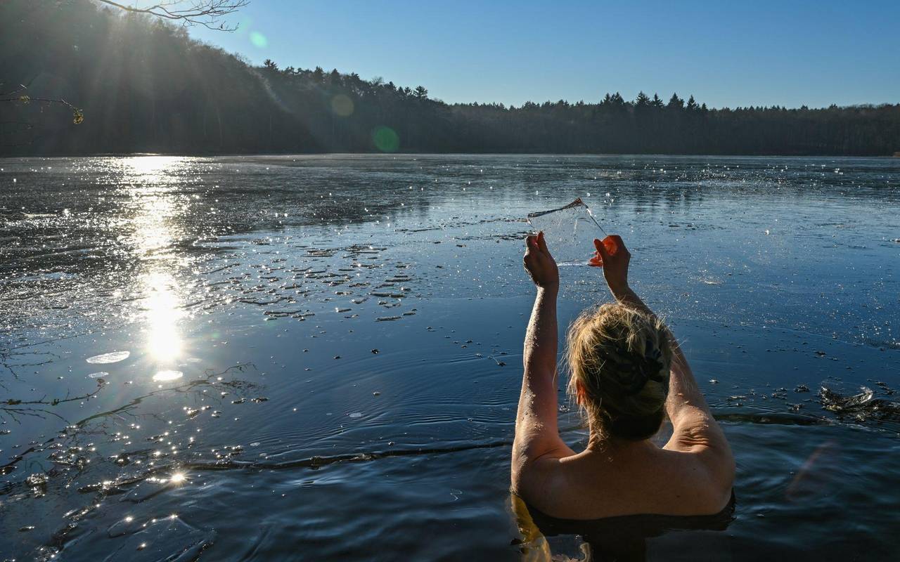 Frau geht in einem Loch im Eis baden