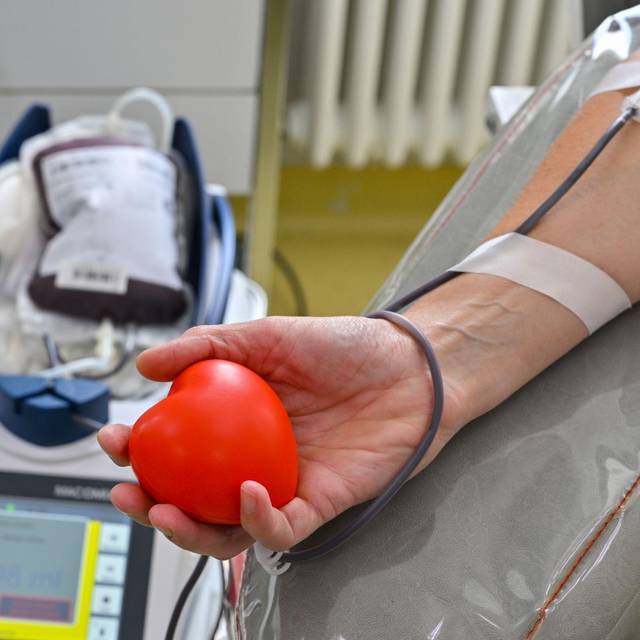Eine Frau bei einer Blutspende