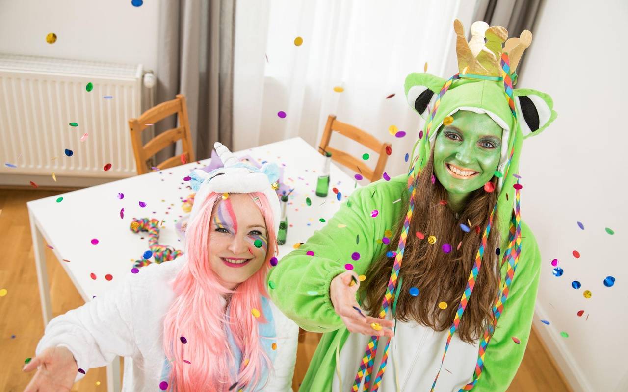 Zwei geschminkte Frauen im Karnevalskostüm