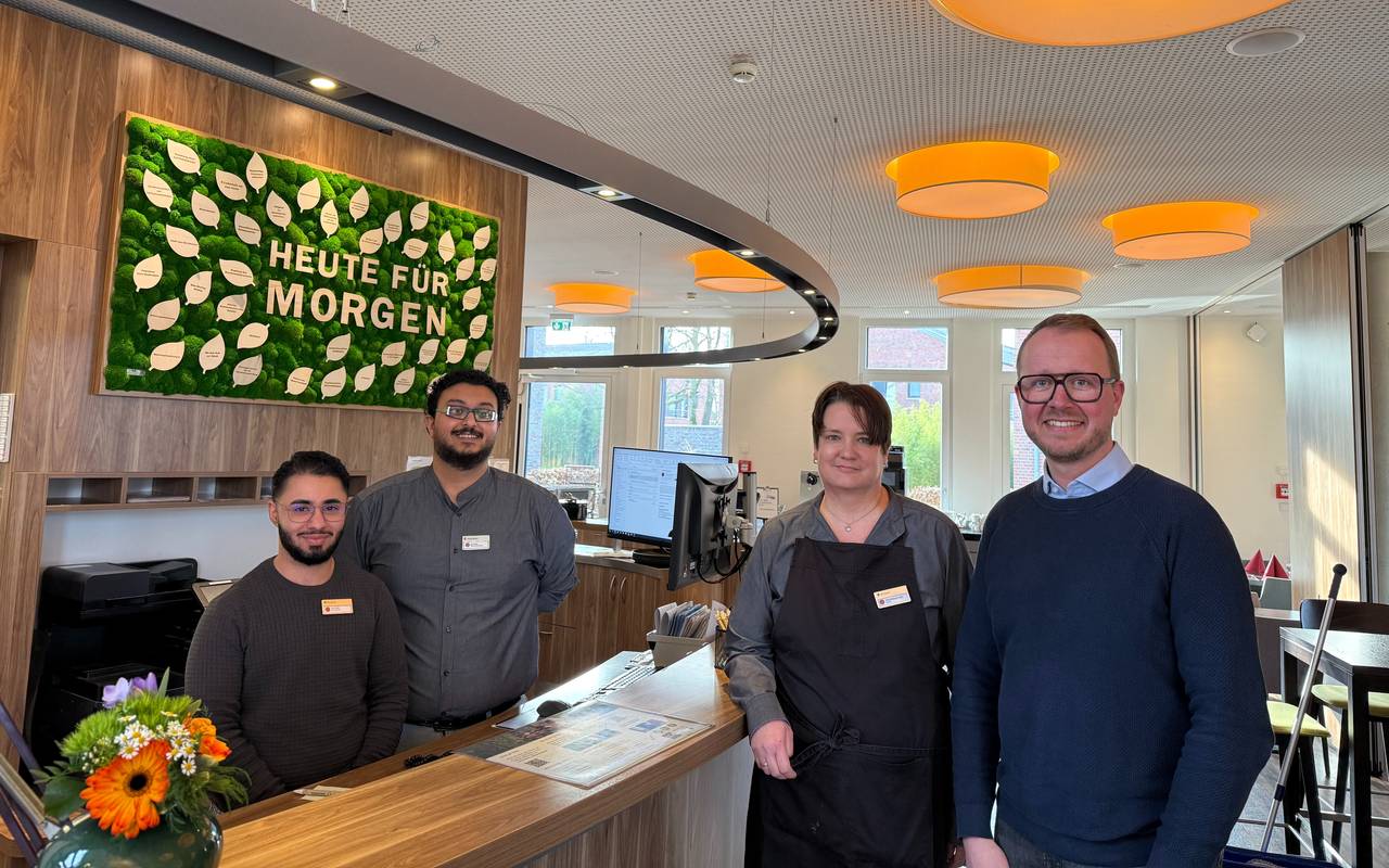 Mitarbeitende des Alexianer Hotels am Wasserturm mit Hoteldirektor Bernd Kerkhoff.