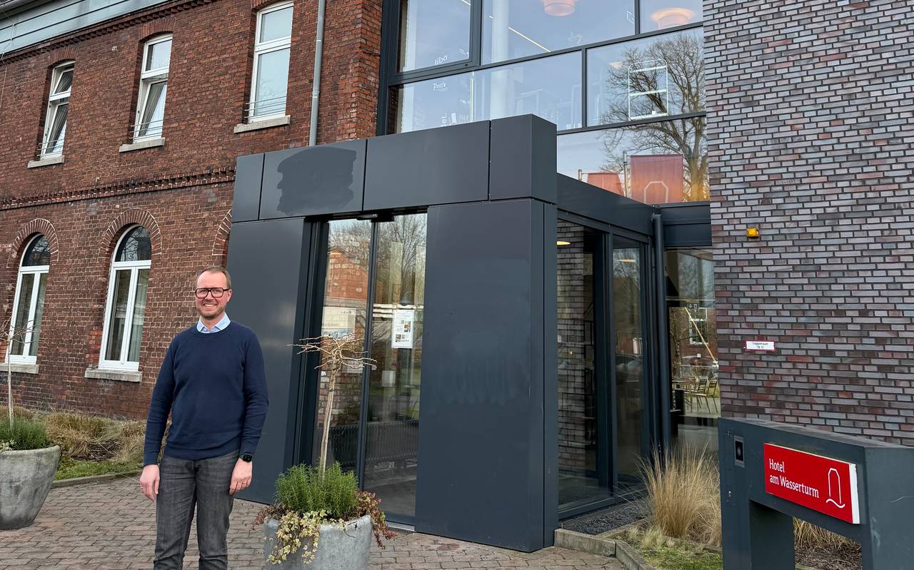 Der Hoteldirektor Bernd Kerkhoff steht vor dem Eingang des Alexianer Hotels am Wasserturm.
