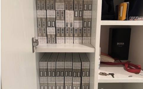 Der Zoll stellte bei der Durchsuchung auch 50 Stangen unversteuerte Zigaretten sicher. Den Tresor fanden die Ermittler:innen leer vor.