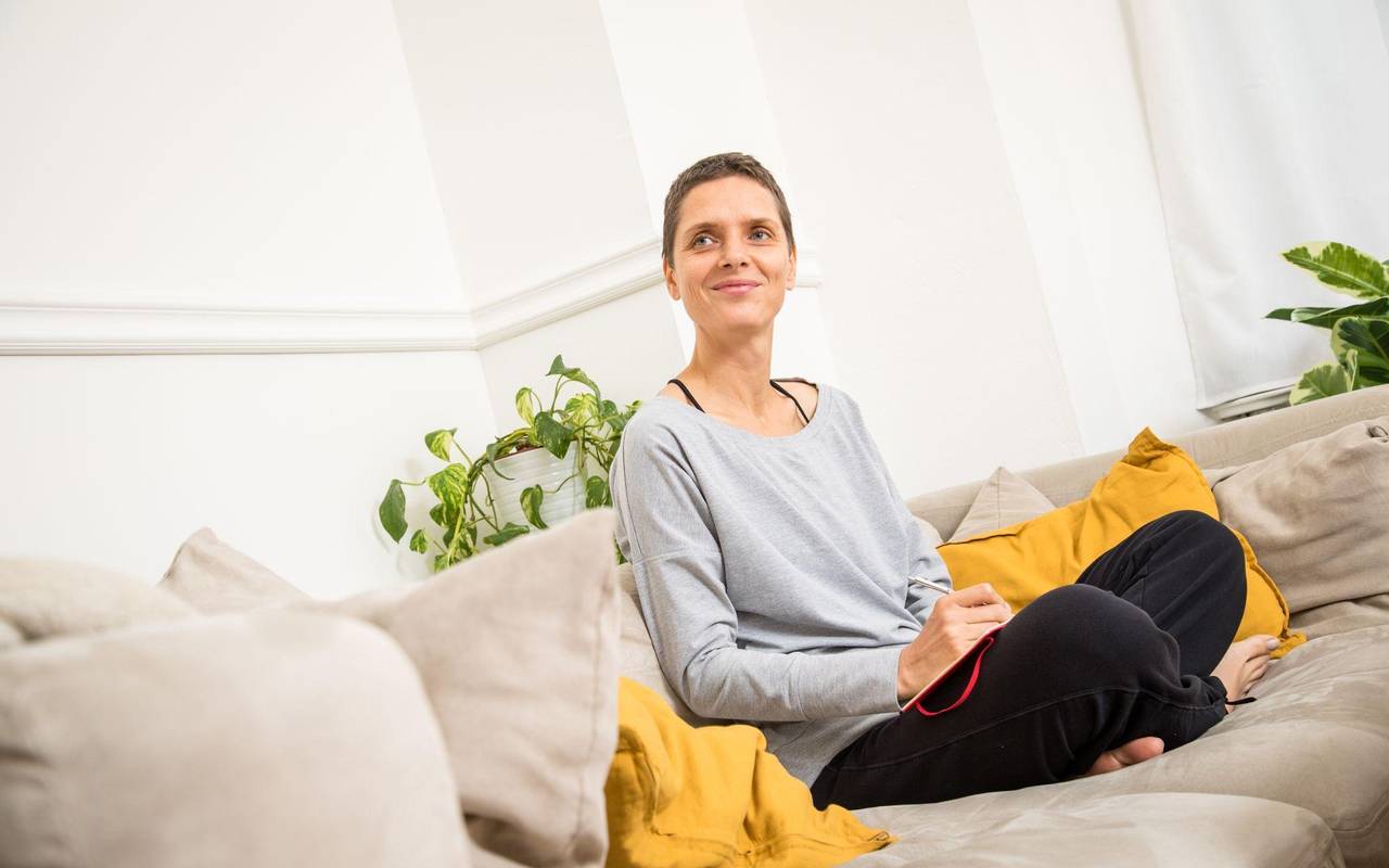 Eine Frau sitzt auf einem Sofa