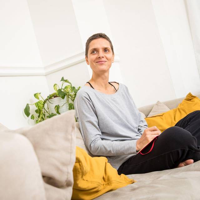 Eine Frau sitzt auf einem Sofa