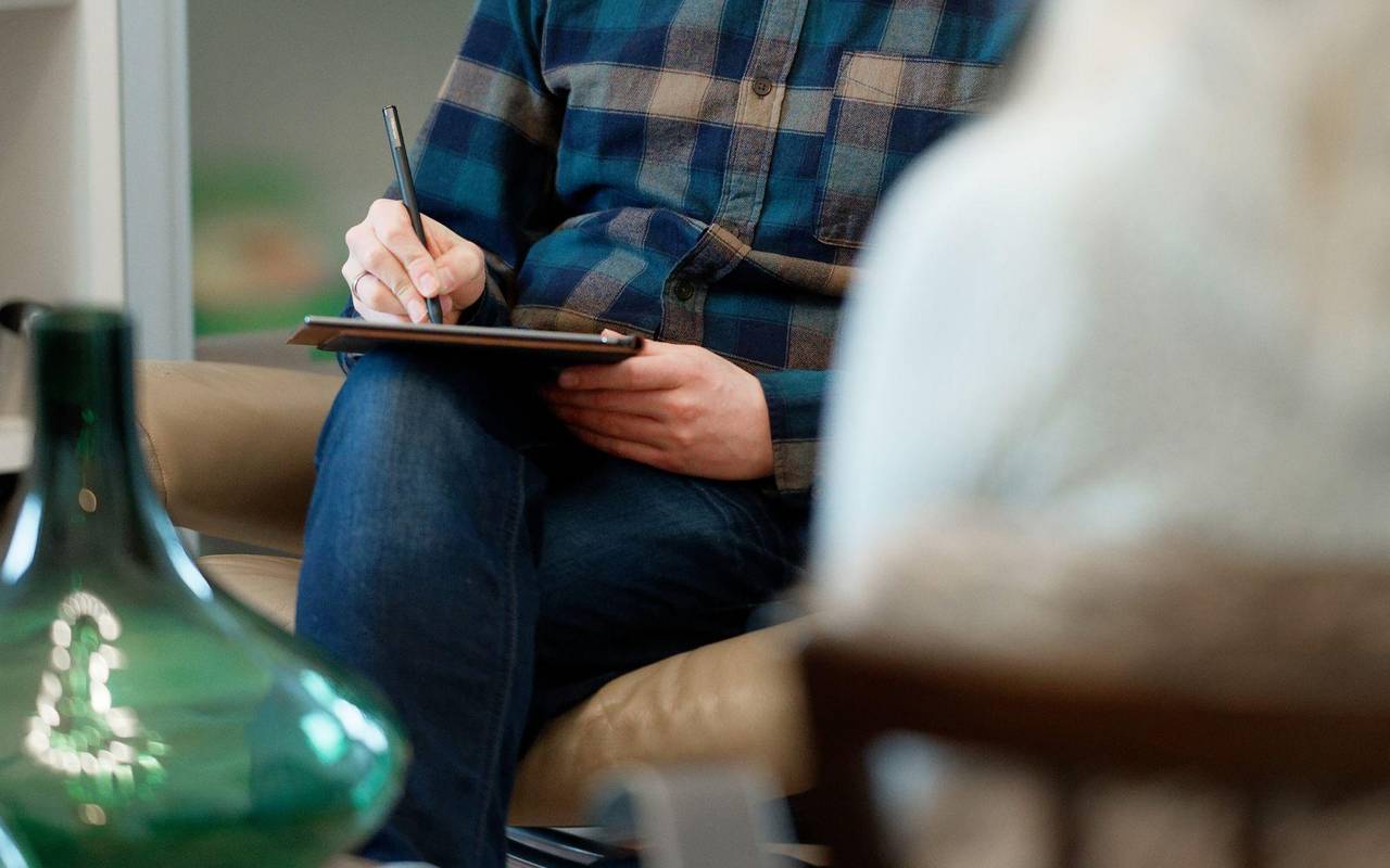 Psychotherapeut im Gespräch mit einer Klientin