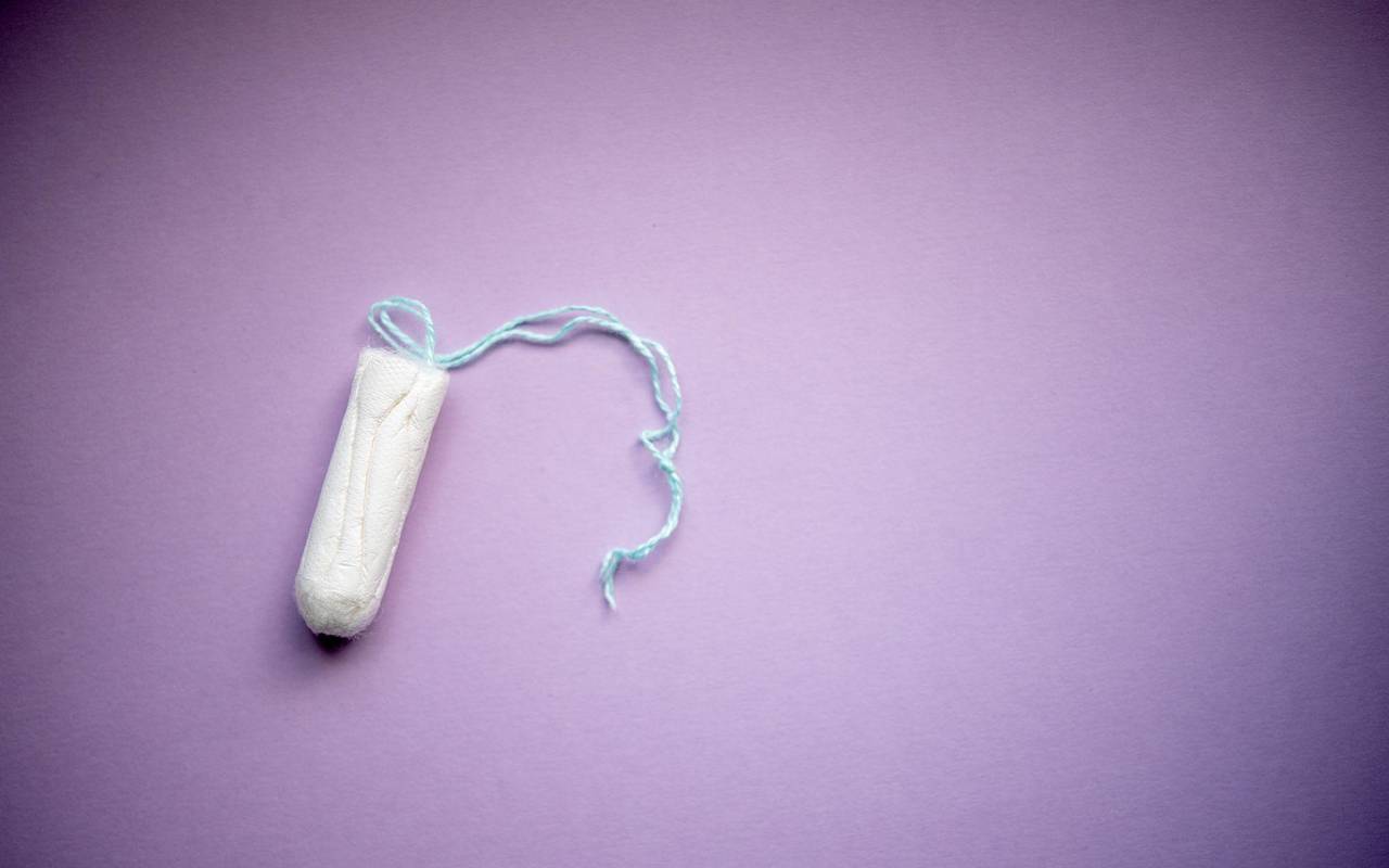 Ein Tampon liegt auf einem Tisch