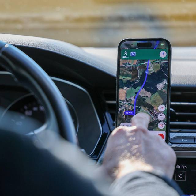 Illustration - Smartphone-Nutzung am Steuer