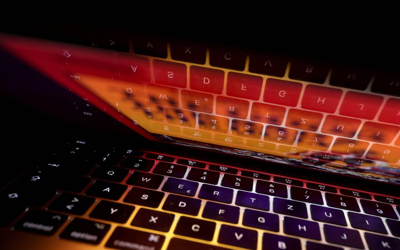 Tastatur eines Laptops spiegelt sich auf dem Display
