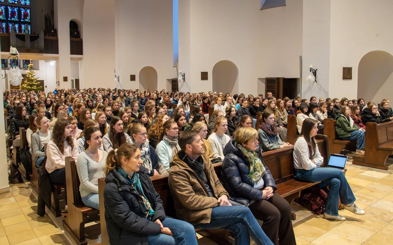 Rund 400 Schülerinnen der bischöflichen Marienschule füllten die Antoniuskirche bei der Gedenkveranstaltung.
