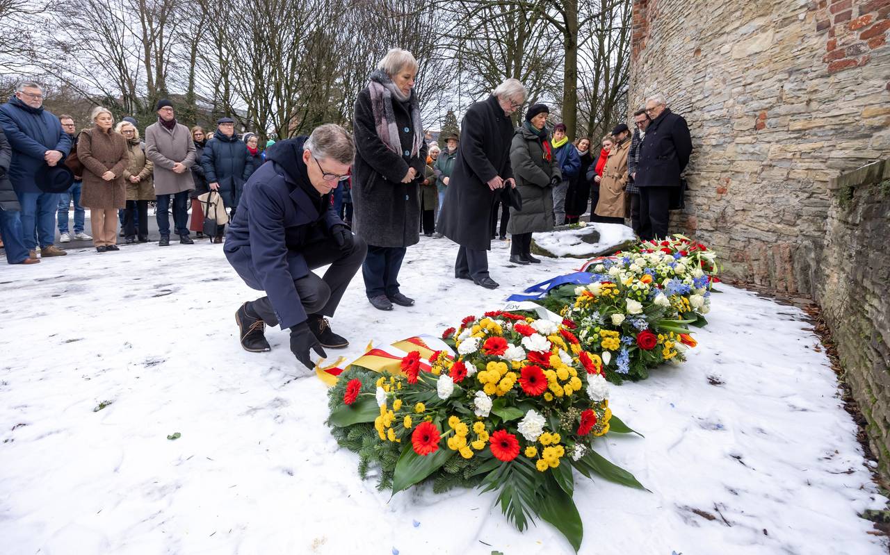In Gedenken an die Opfer des Nationalsozialismus legten Oberbürgermeister Tilman Fuchs (v.l.), Sabina Krappmann-Klute von der Arbeitsgemeinschaft Christlicher Kirchen Münster, Pfarrer Martin Mustroph, evangelischer Vorsitzender der Gesellschaft für Christlich-Jüdische Zusammenarbeit Münster und Malgorzata Wojcik, Mitglied der polnischen Gemeinde als Vertreterin des polnischen Generalkonsulats, am heutigen Dienstagnachmittag, 27. Januar, Kränze am Zwinger an der Promenade nieder.