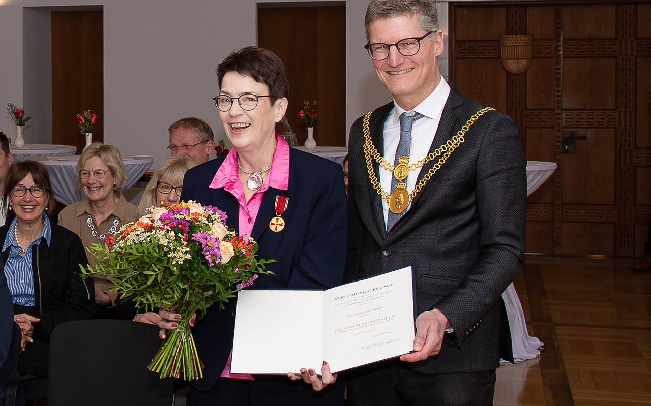 Heidrun Rillmann erhielt von Oberbürgermeister Tilman Fuchs die Verdienstmedaille des Verdienstordens der Bundesrepublik Deutschland.