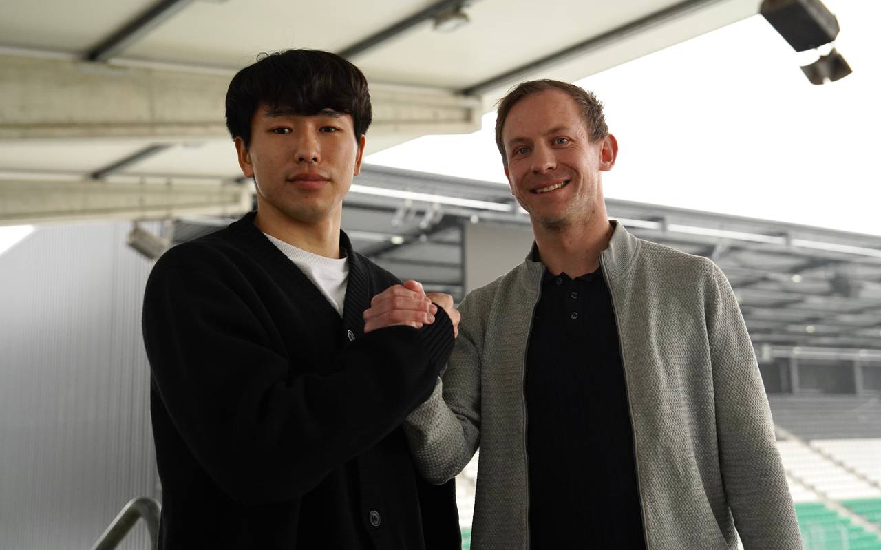 Sportdirektor Jan Uphues (r.) begrüßt Neuzugang Shin Yamada an der Hammer Straße.