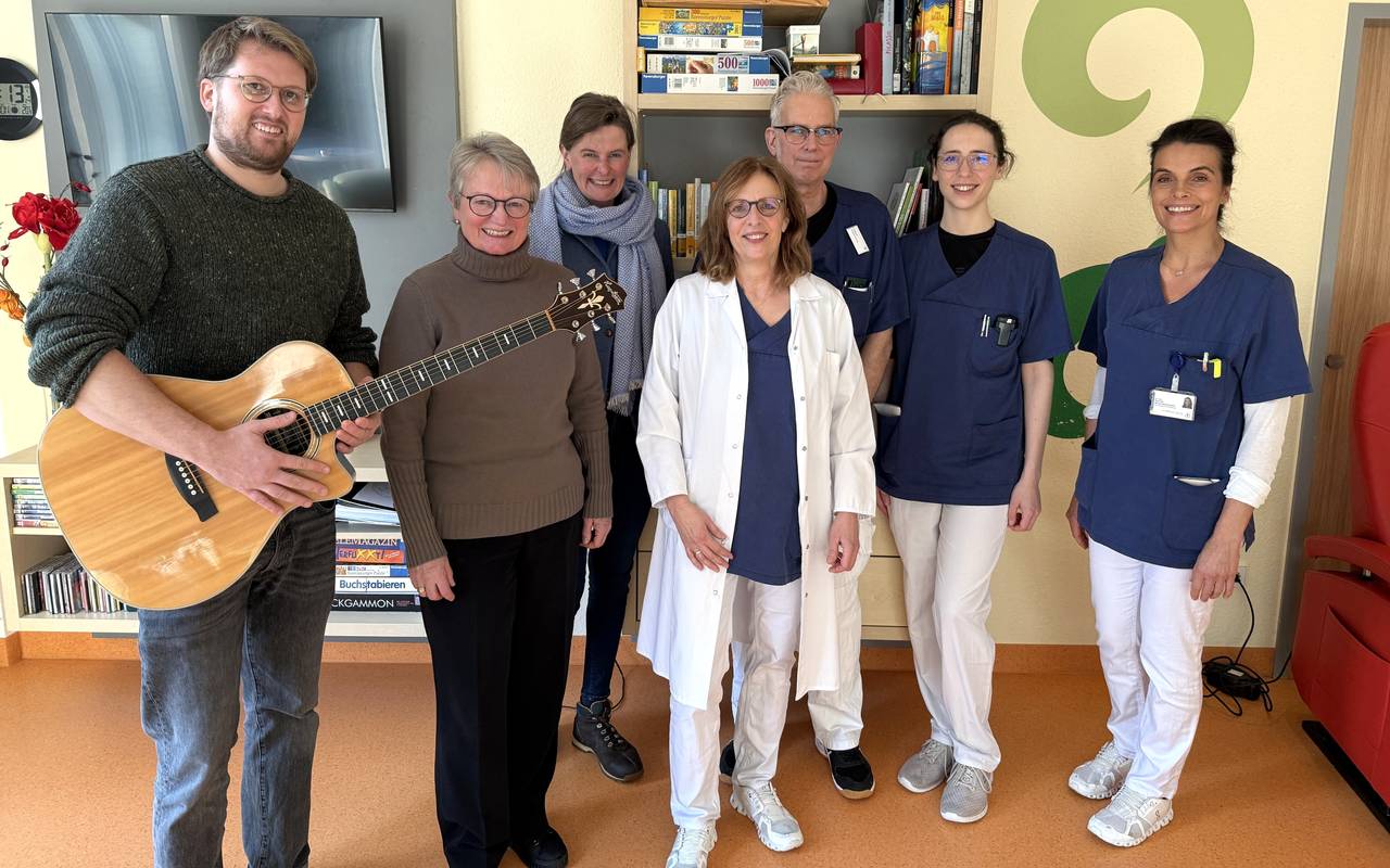 Freuen sich über eine Spende zur Förderung der Musiktherapie auf der Palliativstation: v.l.: Musiktherapeut Gustav von Blanckenburg, Dr. Anna Schober, Vorsitzende der Schober-Stiftung, Anne Hüffer, Kuratorium Schober-Stiftung, Dr. Birgit Roesner, Leitende Ärztin der Palliativstation, Pflegefachleitung Rüdiger Rausch, Assistenzärztin Dr. Elena Kokscht, Oberärztin Dr. Reinhild Blome.