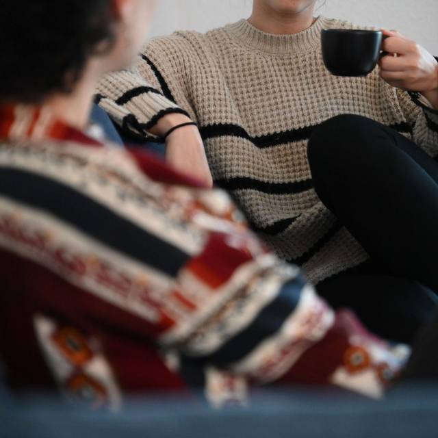 Zwei Frauen sitzen auf einem Sofa