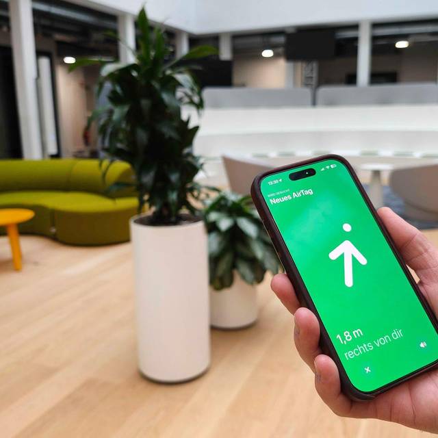 Mann sucht über sein Smartphone einen Schlüssel mit Airtag