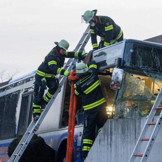 Bus kracht gegen Mauer – ein Toter und mehrere Verletzte
