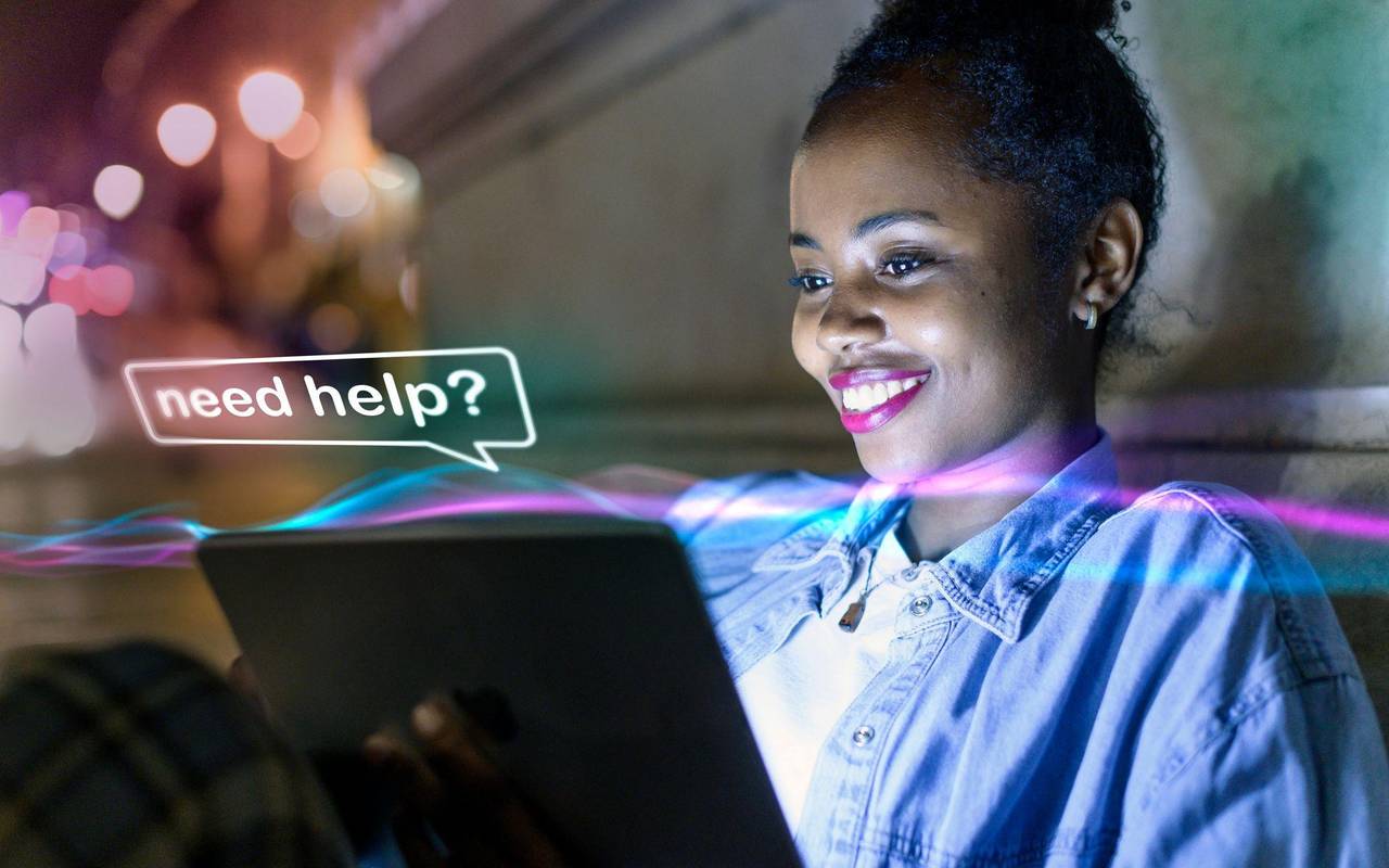 Junge Frau nutzt KI am Tablet