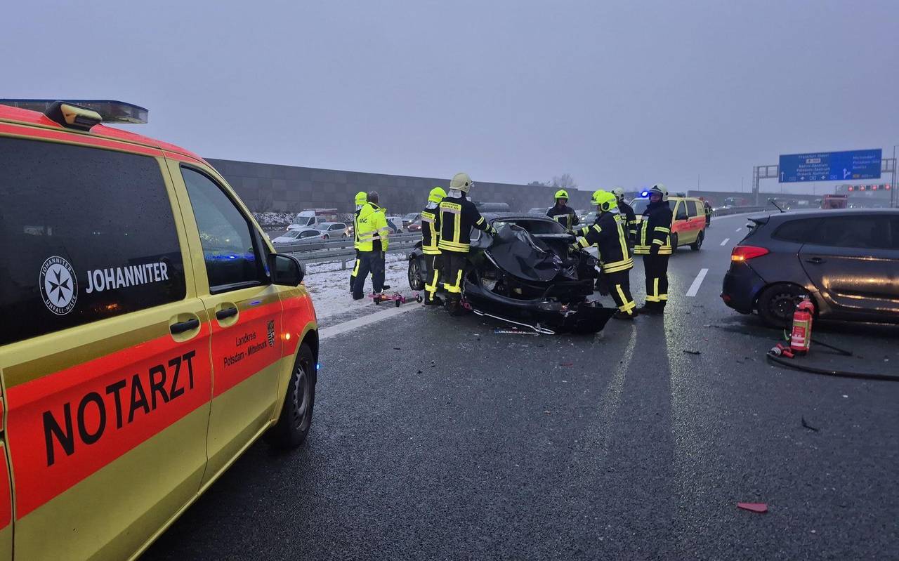Unfallserie auf glatter A10 mit zahlreichen Verletzten