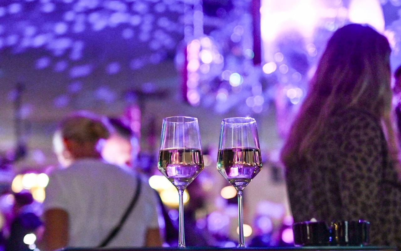 Zwei Gläser stehen unbeaufsichtigt auf einem Tisch im Club