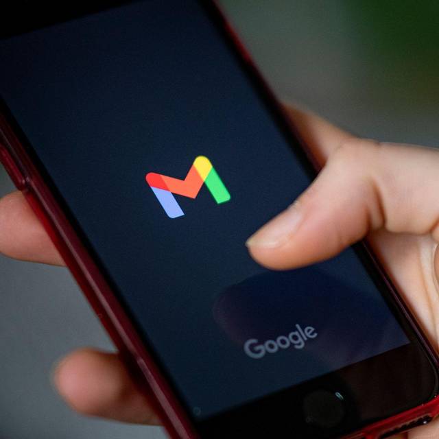 Das Logo der App Gmail auf einem Smartphone Bildschirm