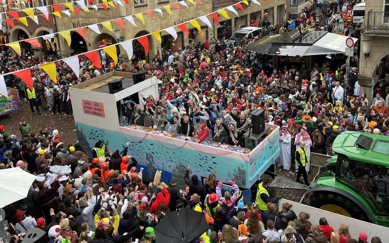 ANTENNE MÜNSTER-Reporterin Anna Bogatzki fährt auf dem Wagen der KG Freudenthal mit.