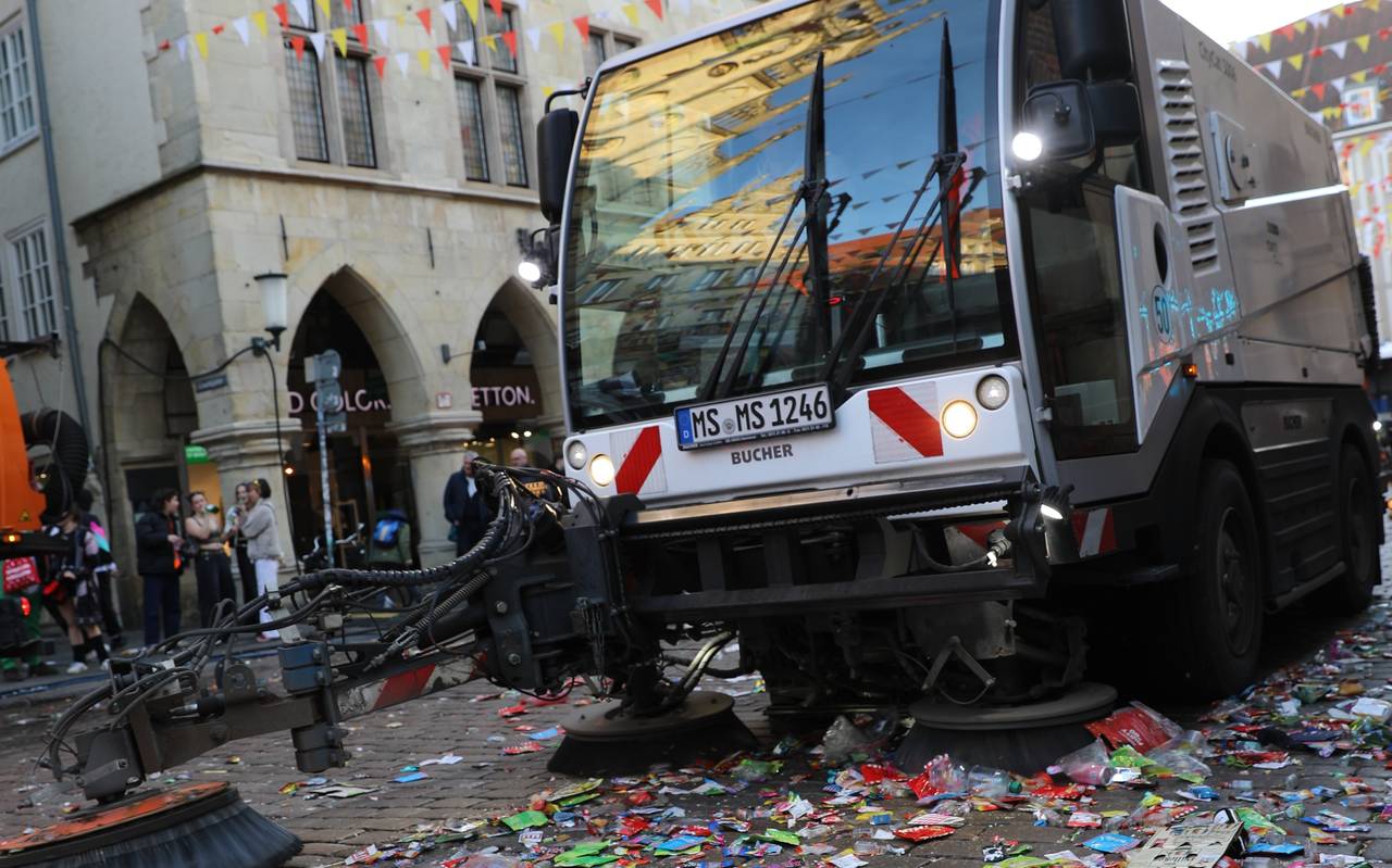 Die Abfallwirtschaftsbetriebe Münster haben beim Rosenmontagsumzug rund elf Tonnen Abfall eingesammelt.