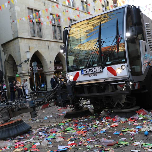 Die Abfallwirtschaftsbetriebe Münster haben beim Rosenmontagsumzug rund elf Tonnen Abfall eingesammelt.