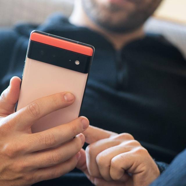 Ein Mann tippt auf einem Google Pixel 6