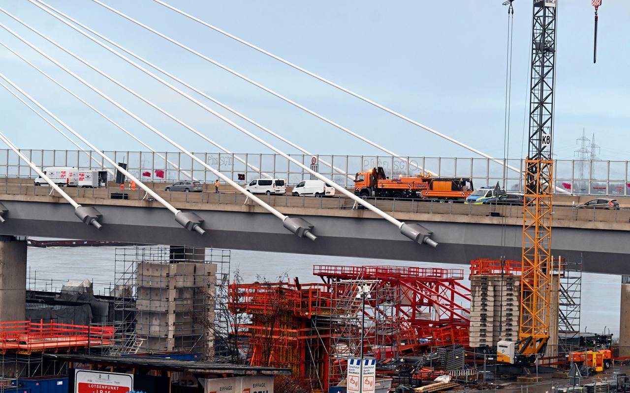Leverkusener Rheinbrücke wegen herabfallender Eisstücke gesperrt