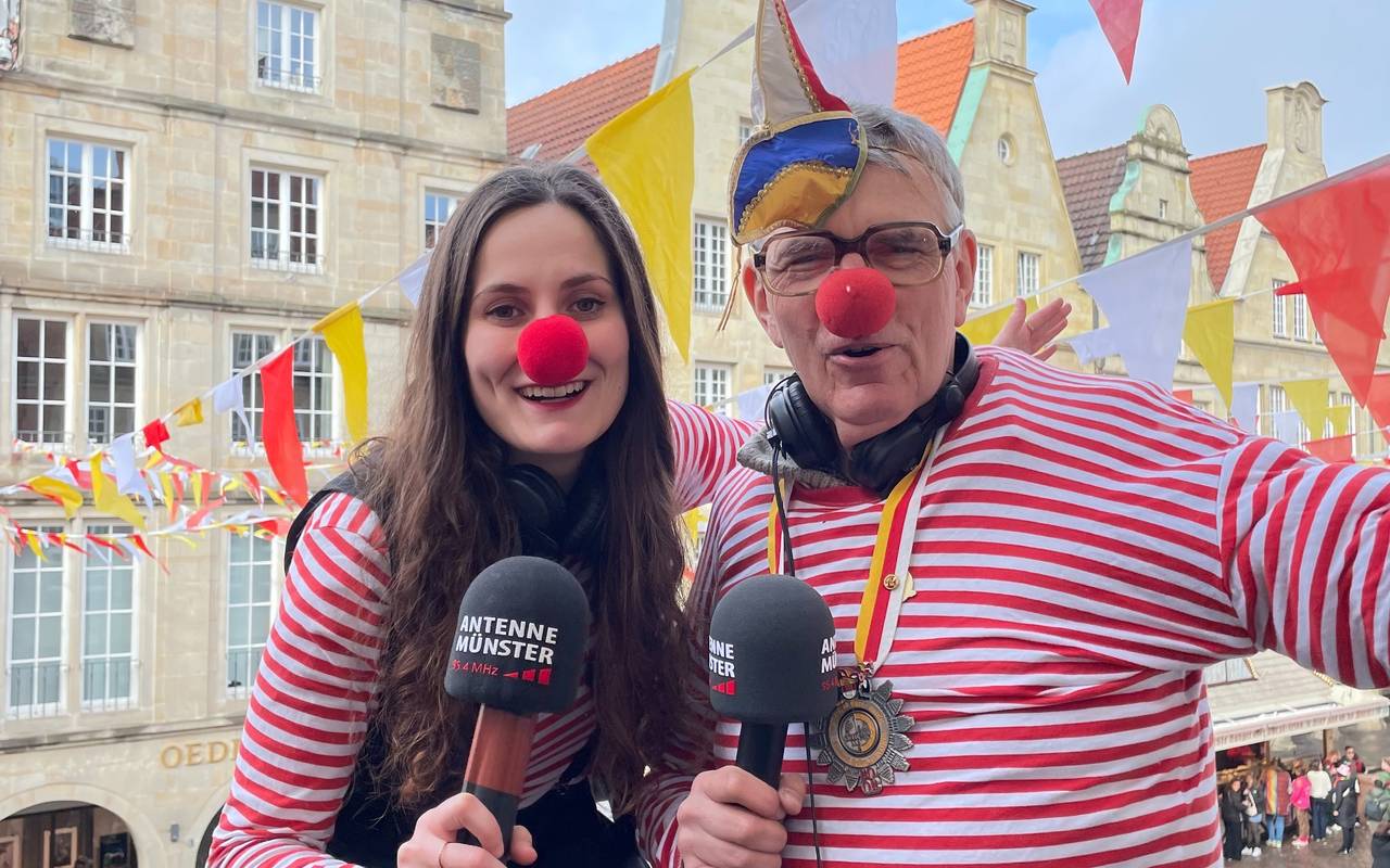 ANTENNE MÜNSTER-Chefreporter Matthias Menne und ANTENNE MÜNSTER-Reporterin Lena Zils berichten heute (16.02.) live vom Sentenzbogen vom Rosenmontagszug.
