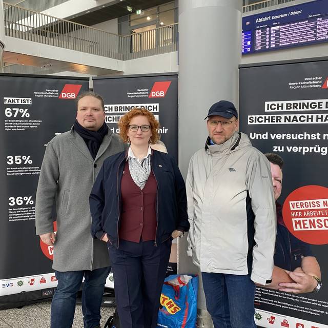 V.l.n.r.: Neithard von Böhlen (EVG), Mandy Brune (Zugbegleiterin), Rudolf Stricker-Golisch (Betriebsratsvorsitzender DB Regio in Münster).