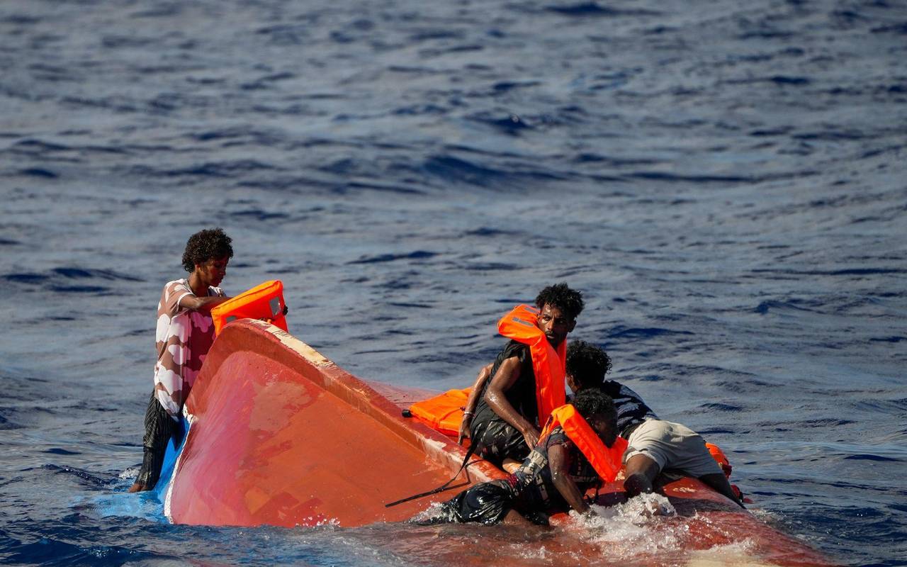 Migranten mit Rettungswesten