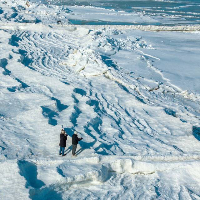 Eisberge türmen sich an der Ostseeküste