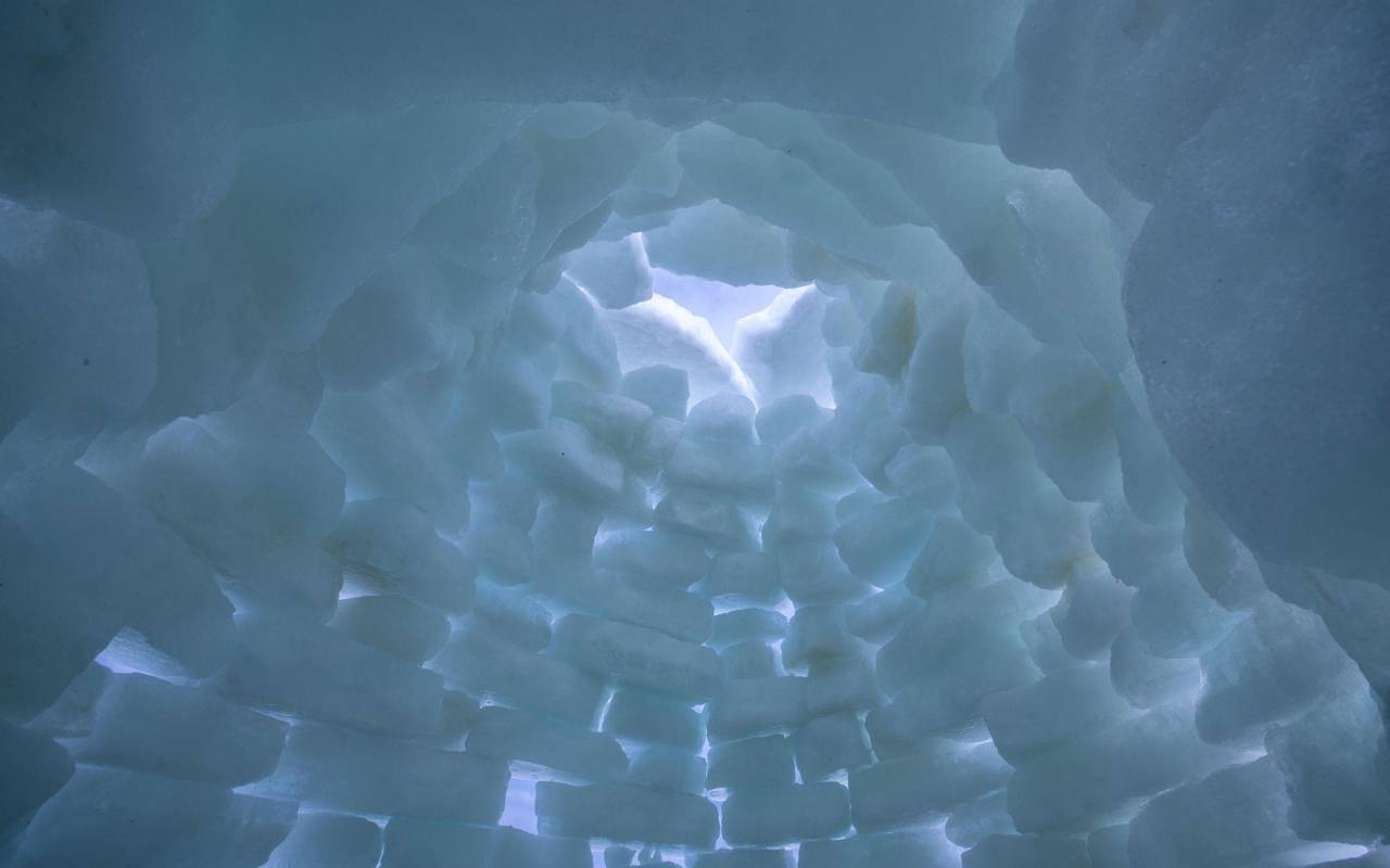 Eisberge türmen sich an der Ostseeküste