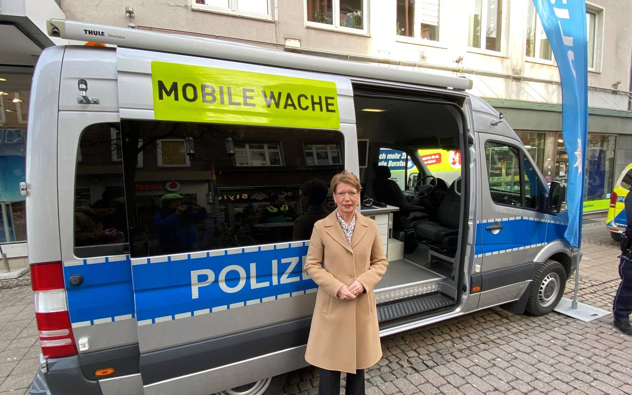 Münsters Polizeipräsidentin Alexandra Dorndorf vor der mobilen Polizeiwache an der Windthorststraße.