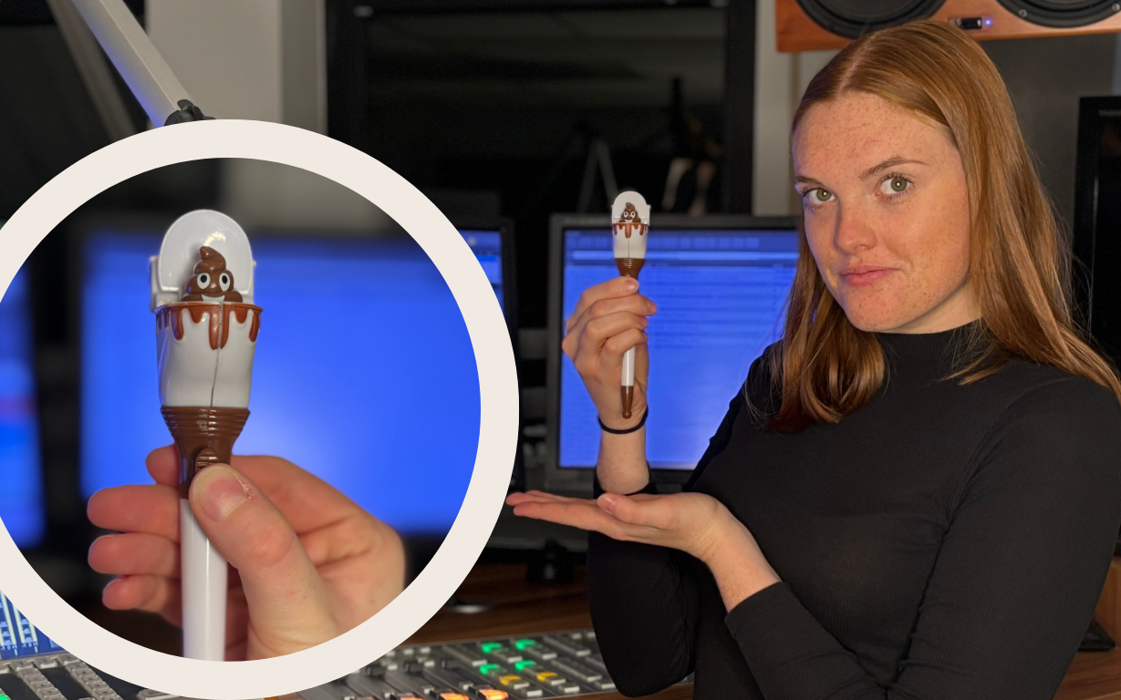 Morningshow-Moderatorin Malena Stöhler präsentiert einen Kugelschreiber aus Plastik, den sie versteigern muss.