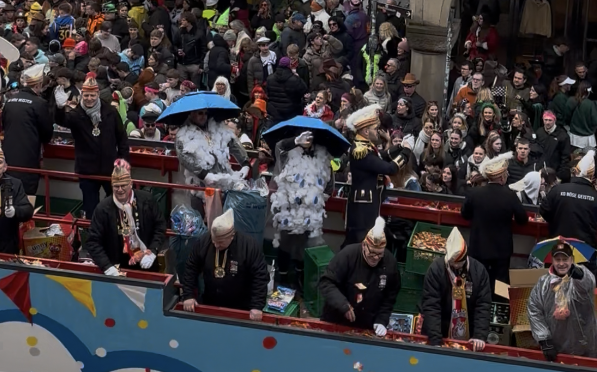ANTENNE MÜNSTER-Chefreporter Matthias Menne und ANTENNE MÜNSTER-Reporterin Lena Zils haben vom Rathausbalkon alles im Blick. Hier haben sie Malena und Tino aus der Morningshow als "Usselwetter" auf dem Wagen der "bösen Geister" gesichtet.