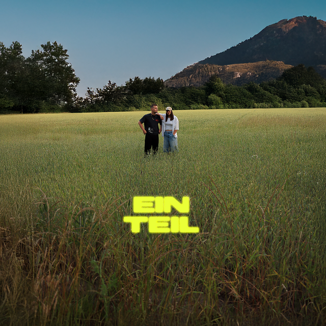 Die Sängerin Lilea und der Produzent Chris Cobaye auf einer grünen Wiese. Unterhalb der beiden steht in gelber Schrift: Ein Teil.