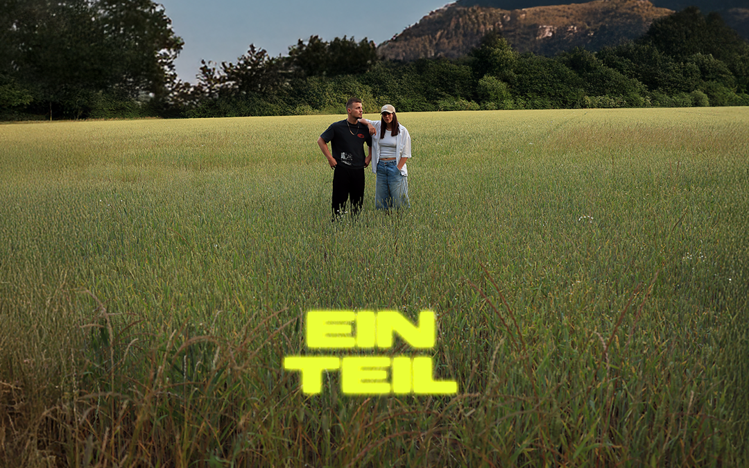 Die Sängerin Lilea und der Produzent Chris Cobaye auf einer grünen Wiese. Unterhalb der beiden steht in gelber Schrift: Ein Teil.