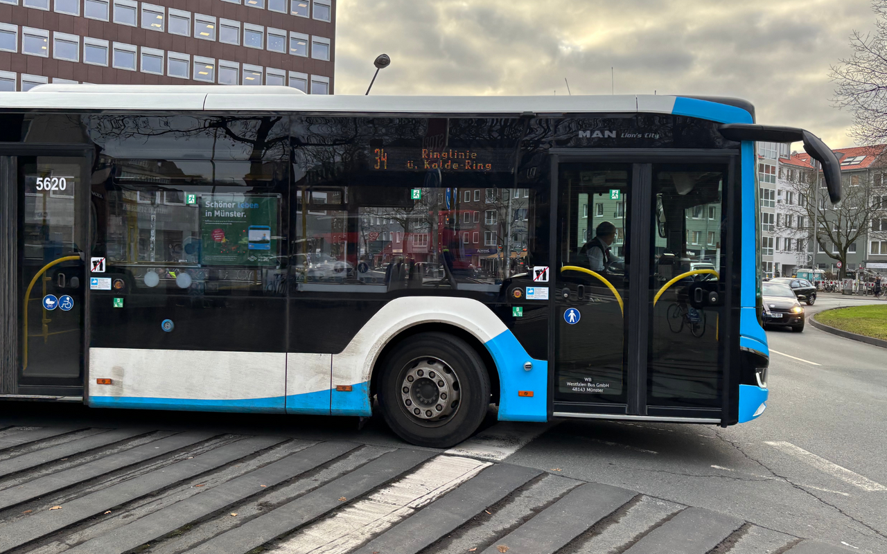 Der Bus der Ringlinie biegt gerade ab.