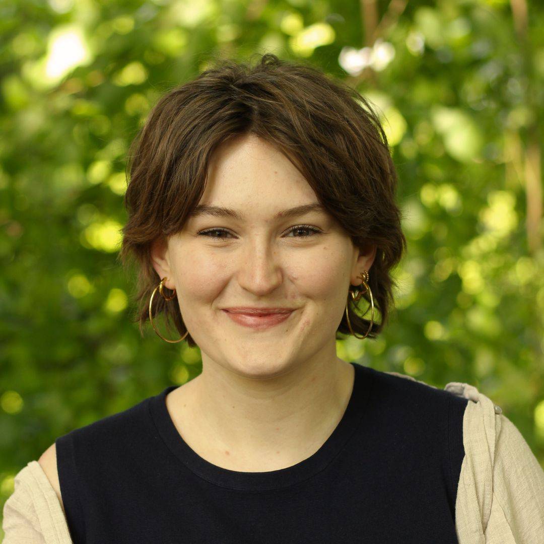 Eine junge Frau mit dunkelbraunen Haaren.