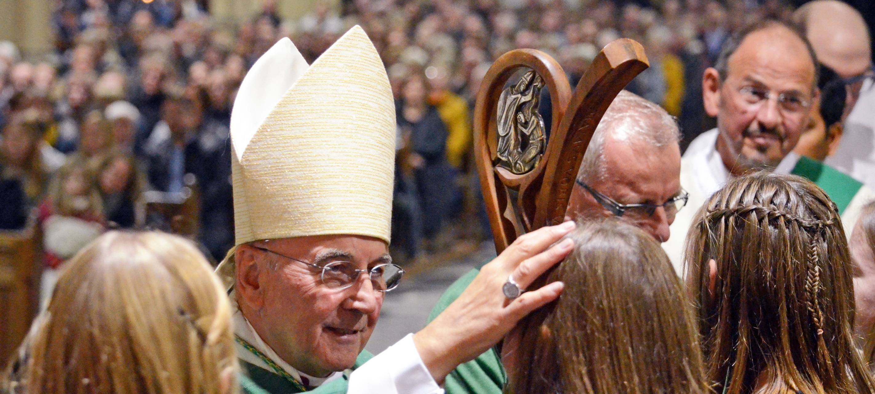 Bischof Dr. Felix Genn firmt Jugendliche